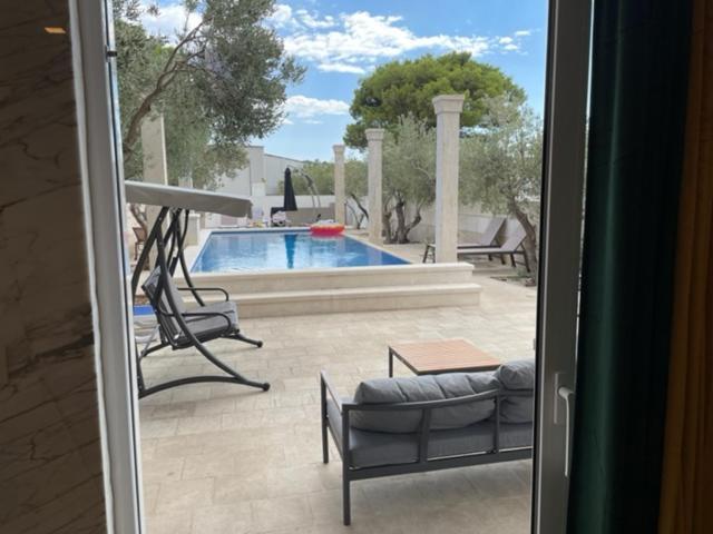Villa Luce Mit Pool Макарска Экстерьер фото